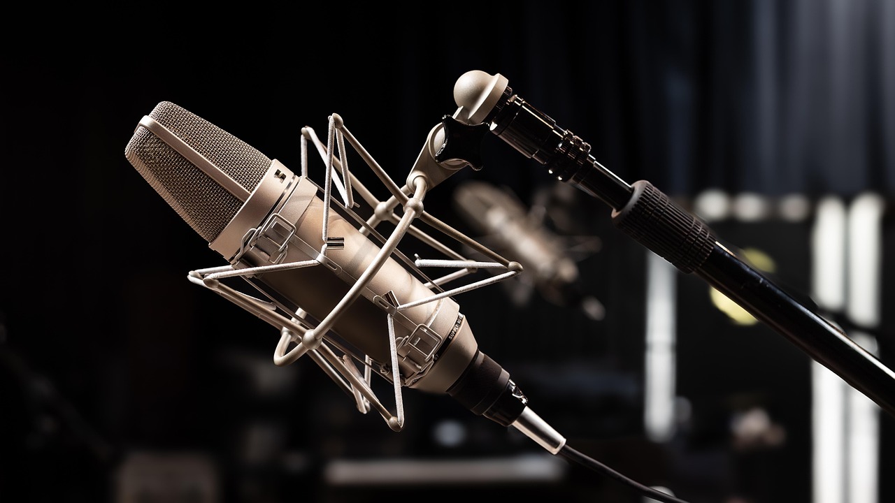A speech bubble beside a microphone, suggesting spoken practice